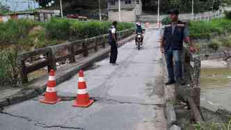 Ponte foi interditada e apenas o trnsito de pedestres e motocicletas est liberado(foto: Sidney Lopes/EM/D.A.Press)