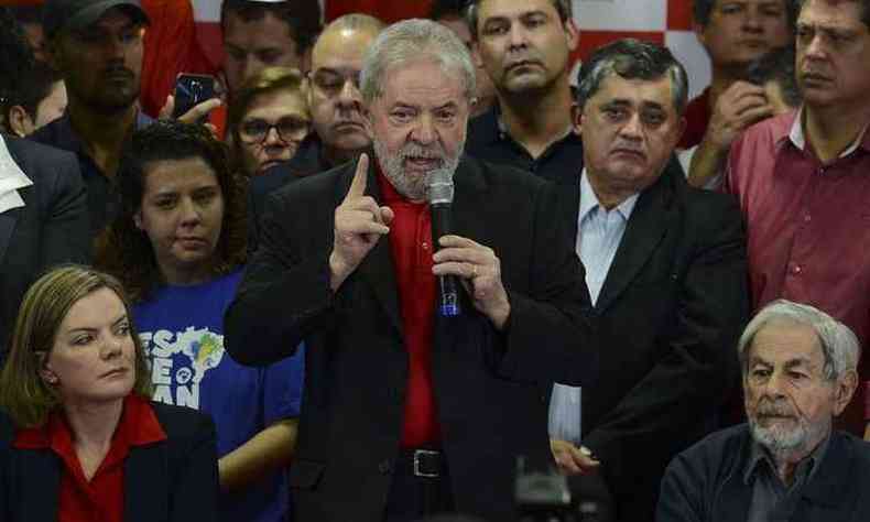 Os apoiadores de Lula esto fazendo muito 'barulho' no entorno da PF de Curitiba(foto: Rovena Rosa / Agncia Brasil)