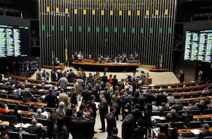 Imagem do plenrio na noite dessa tera-feira (14) com deputados em plenrio para votao das novas regras para nomeao nas estatais(foto: Lus Macedo/Agncia Cmara)