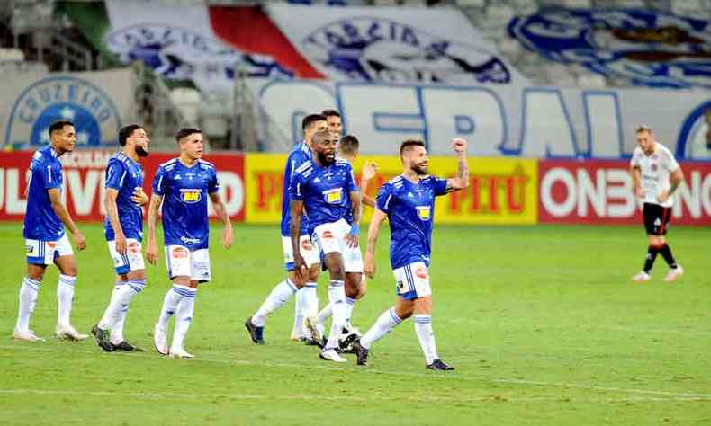 Triunfo cruzeirense no Mineiro teve direito a sal grosso para afastar o azar e a golao de Sbis, que coroou a boa atuao do time de Felipo(foto: Alexandre Guzanshe/EM/D.A Press)