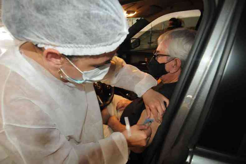 Enquanto faltam leitos de UTI, vacinao de idosos  ampliada com imunizao de pessoas de 77 e 78 anos (foto: Leandro Couri/EM/D.A Press)