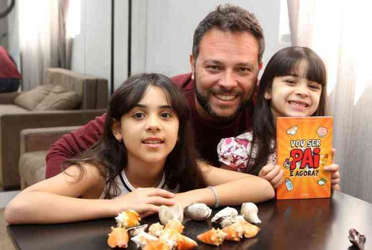 Com as filhas Duda, de 8 anos, e Gabi, de 5, Fernando Dias, criador do curso 'Vou ser pai, e agora?', conta que aprendeu a ser menos egosta