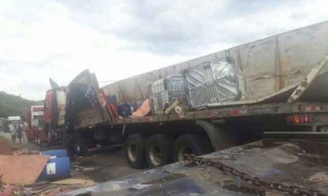 Carreta se acidentou na BR-116 próximo a Ponto dos Volantes(foto: Reprodução/WhatsApp) Carreta se acidentou na BR-116 próximo a Ponto dos Volantes(foto: Reprodução/WhatsApp)