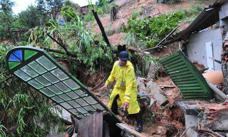 Deslizamento no Conjunto Paulo VI deixou uma mulher morta, a quinta vtima da chuva em BH(foto: Marcos Vieira/EM/D.A PRESS)