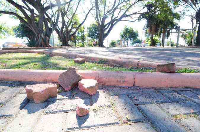 Pedras foram arrancadas de canteiros e usadas no confronto(foto: Gladyston Rodrigues/EM/D.A Press)