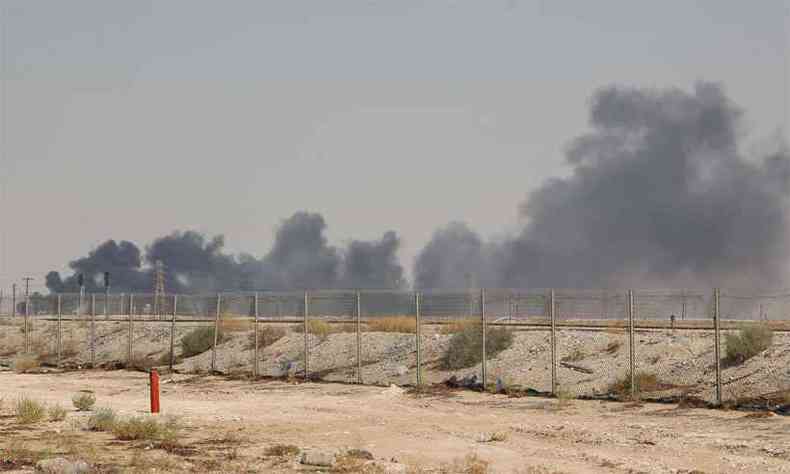 Fumaa em uma das reas da Aramco atacadas por drones(foto: AFP )