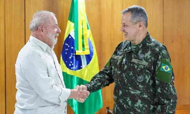 Lula ao lado do novo escolhido para o comando do Exrcito, general Paiva