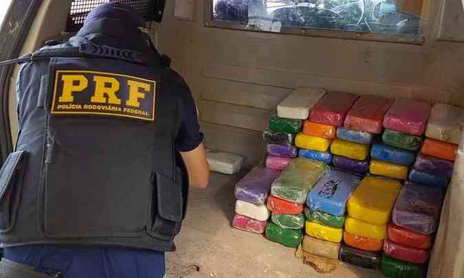 Tabletes de cocana estavam escondidos em fundo falso na carroceria(foto: PRF/Divulgao)