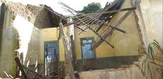 Casa do sculo 19, em Santa Luzia, teve parede e telhado destrudos(foto: Cristina Horta/EM/D.A Press)
