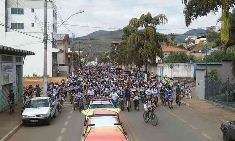 Centenas de pessoas participaram do passeio ciclstico, o primeiro realizado na cidade (foto: PMMG/Divulgao)