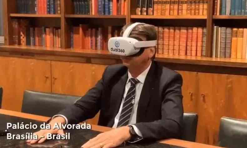 Bolsonaro usa óculos do metaverso