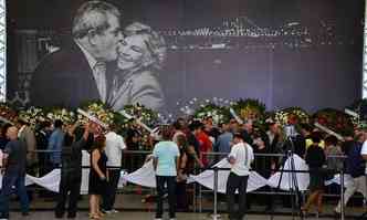 Vista do caixo da ex-primeira-dama Marisa Leticia durante seu funeral, aberto ao pblico, em So Bernardo do Campo (foto: AFP / NELSON ALMEIDA )