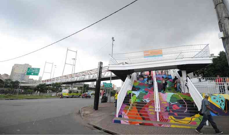 Escadaria da passarela que liga a Praa Vaz de Melo ao Terminal Rodovirio de Belo Horizonte ganhou cara nova com os desenhos(foto: Alexandre Guzanshe/EM/D. A Press)