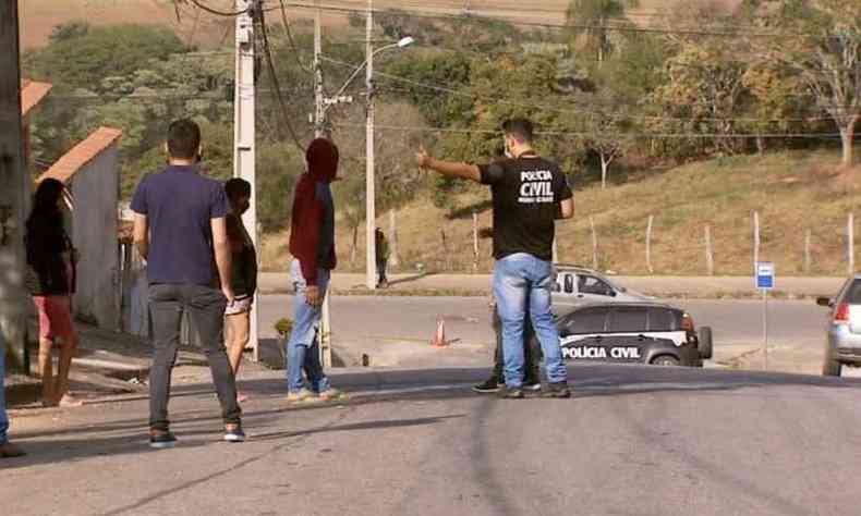 Policiais isolaram parte da Avenida Padre Bruno para fazer a reconstituio do assassinato do estudante (foto: Divulgao/ Polcia Civil)