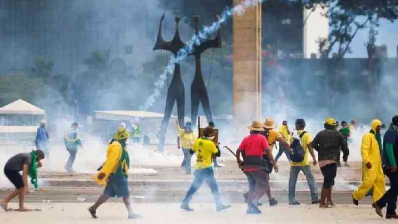 Manifestantes durante invaso em Braslia no domingo, 8 de janeiro