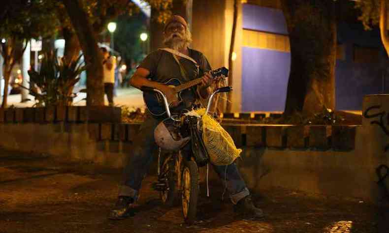 'Viva a sociedade alternativa, viva as mulheres, viva os homens! Viva Raul!' - Isoe Jorge Mateus de Feria gosta de ser chamado de Raul. Aos 61 anos, 'com muito orgulho', ele perambula pelas ruas da capital mineira em uma bicicletinha, armado de cavaquinho, buzina e capacete. Ele diz que, graas  msica, conseguiu sustentar duas famlias.