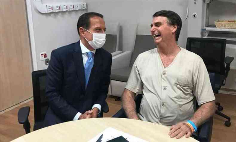 Bolsonaro recebeu nessa segunda-feira (11) o governador de So Paulo, Joo Doria, na sala reservada, no Hospital Albert Einstein, para despachos do presidente(foto: Reproduo/Twitter)