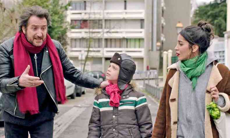 Paul (Edouard Baer) e Sofia (Leila Bekhti) tentam convencer o filho Corentin (Tom Lvy) de que a escola pblica  melhor do que as particulares (foto: A2Filmes/Divulgao)