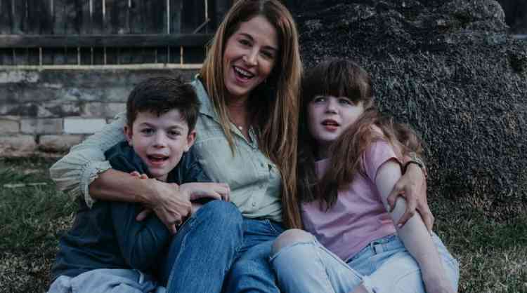 Megan Maack com seus dois filhos, Isla e Jude
