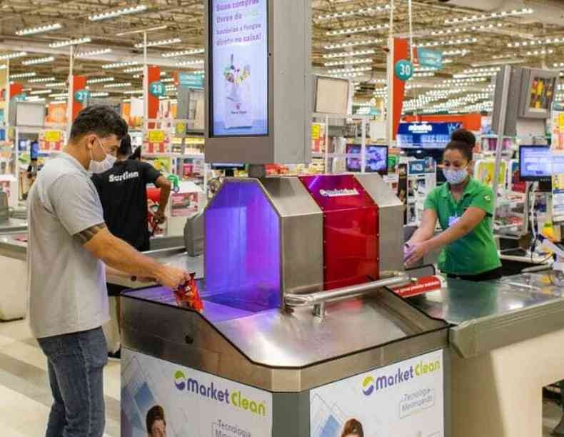 A mquina desinfecta os produtos logo aps serem passados ao caixa e vo para a sacola do cliente esterilizados. (foto: Market Clean/Divulgao)