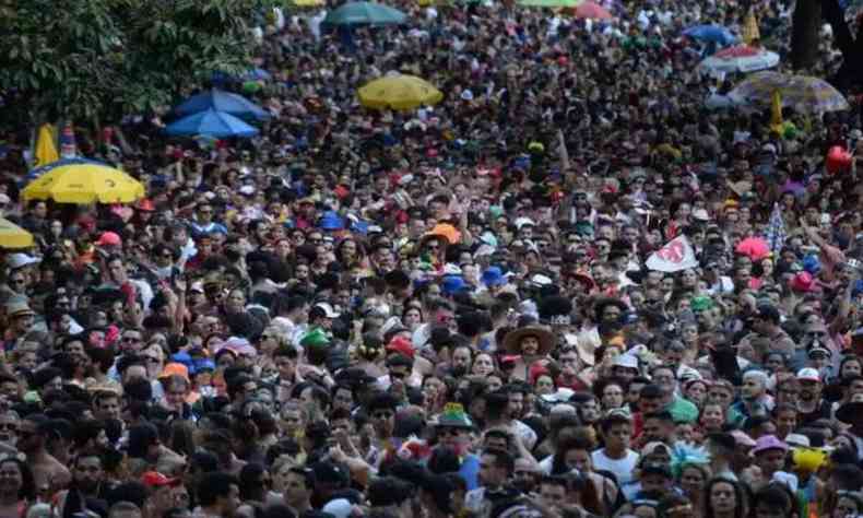 Na foto d para ver uma multido de pessoas em carnaval de Belo Horizonte
