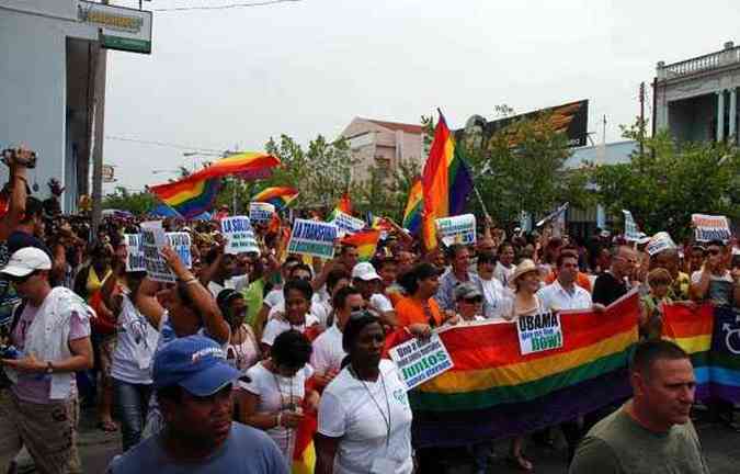 Centenas de pessoas participaram da marcha realizada em Cienfuegos(foto: STR / AFP)