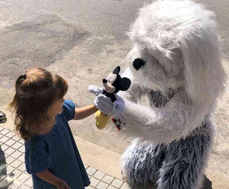 Na semana passada, gesto do mdico, de se vestir de cachorro para abraar a filha, viralizou nas redes sociais(foto: Arquivo pessoal)