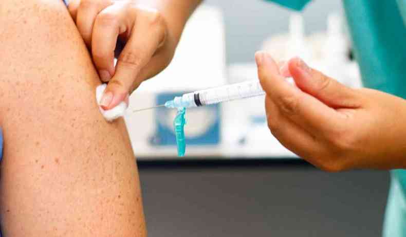 Infectologistas afirmam que tomar ao menos uma dose da vacina j ajuda a reduzir chance de casos graves de COVID-19