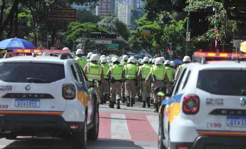 Policia Militar chegando para mais um dia de carnaval na Praa Sete
