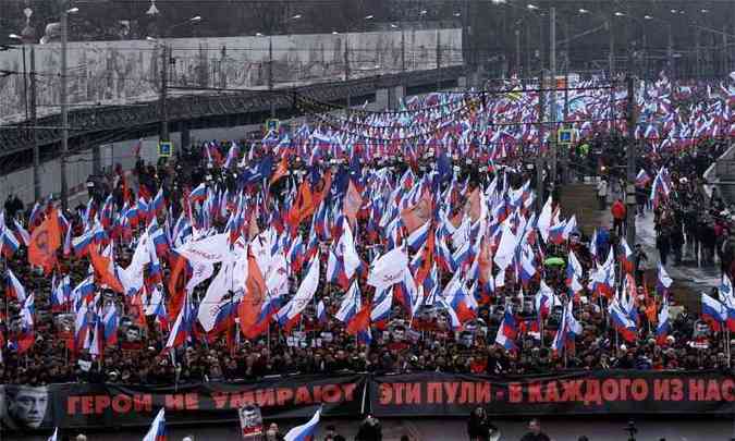 Milhares protestaram na Rssia, neste domingo, contra a morte do lder opositor(foto: AFP PHOTO / SERGEI GAPON )