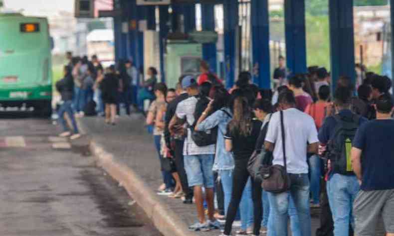 Segundo o Datafolha, metade dos brasileiros ainda sai de casa para ir trabalhar.(foto: Leandro Couri/EM/D. A Press)