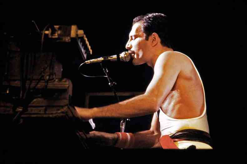 Freddie Mercury canta e toca piano