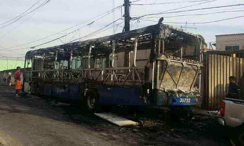 Ônibus foi incendiado no final da linha no Bairro Maria Goretti, Região Nordeste de BH(foto: Paulo Filgueiras/EM/DA Press)