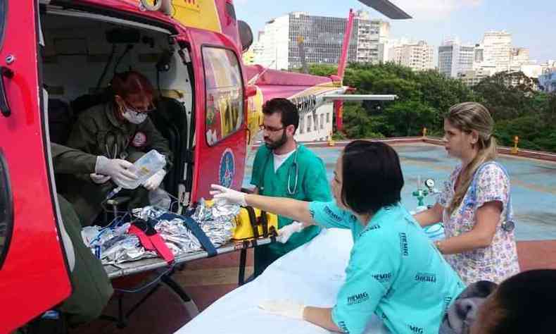 Criana  transportada de Baro de Cocais para o Hospital Joo XXIII, em Belo Horizonte(foto: Corpo de Bombeiros de Minas Gerais/Divulgao)