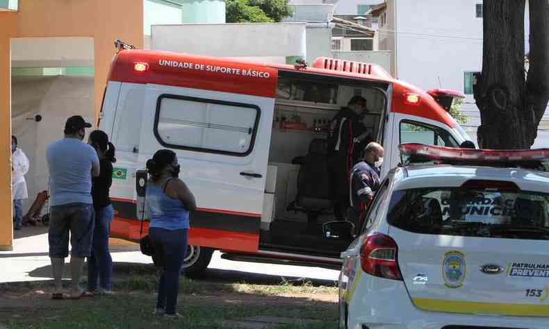 Ambulncia em frente a Unidade de Pronto Atendimento (UPA) do Barreiro, em Belo Horizonte