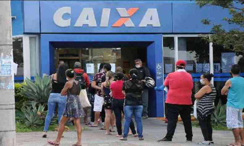 Segundo o banco, foram realocados mais de 3 mil funcionrios para ampliar o atendimento das agncias para evitar tumultos(foto: Juarez Rodrigues/EM/D.A Press)