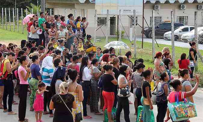 Parentes de detentos buscam informaes aps a chacina(foto: AFP / Marcio SILVA )