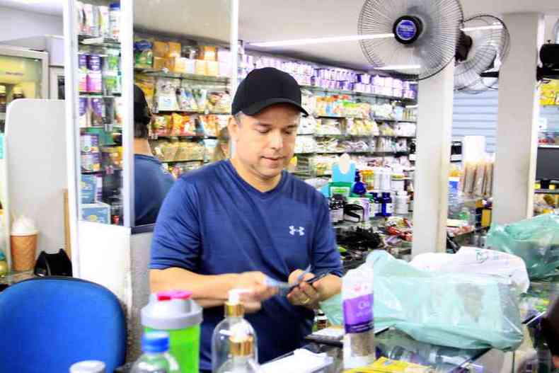 Dono de 7 lojas no Mercado Central, Welbert Machado diz que ainda no precisou demitir nenhum de seus 60 funcionrios: 