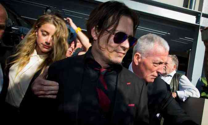Johnny Depp e sua esposa Amber Heard deixam o tribunal Gold Coast em 18 de abril(foto: AFP/ Patrick HAMILTON )