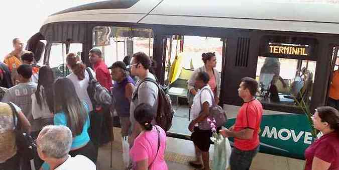 Movimento de passageiros foi intenso no Terminal So Gabriel, na capital(foto: Gladyston Rodrigues/EM/D.A Press)