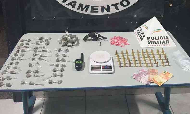 Droga e materiais apreendidos no Bairro So Gabriel, Regio Nordeste de BH(foto: Divulgao/Polcia Militar)