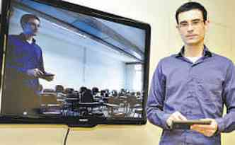 talo Cunha conecta o contedo do tablet na televiso para compartilhar com seus alunos de cincia da computao da UFMG(foto: RAMON LISBOA/EM/D.A PRESS)