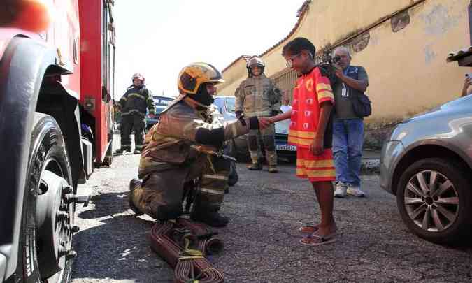 Menino Caio com o corpo de bombeirosEdsio Ferreira/EM/D.A Press