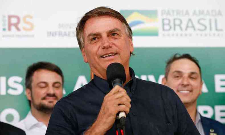 Bolsonaro fala em microfone