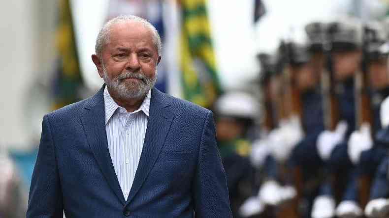 Lula caminhando em evento, com expresso aparentando leve preocupao