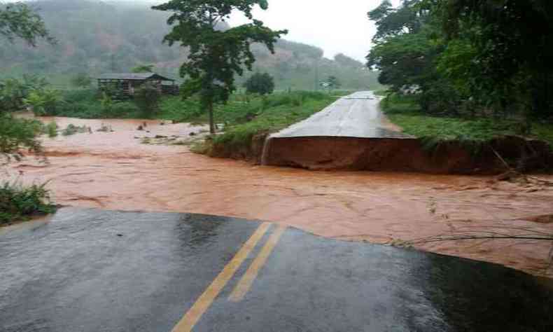 Ponte arrancada durante temporal em Marilac(foto: 8ª Cia PM Ind MAT/Divulgação)