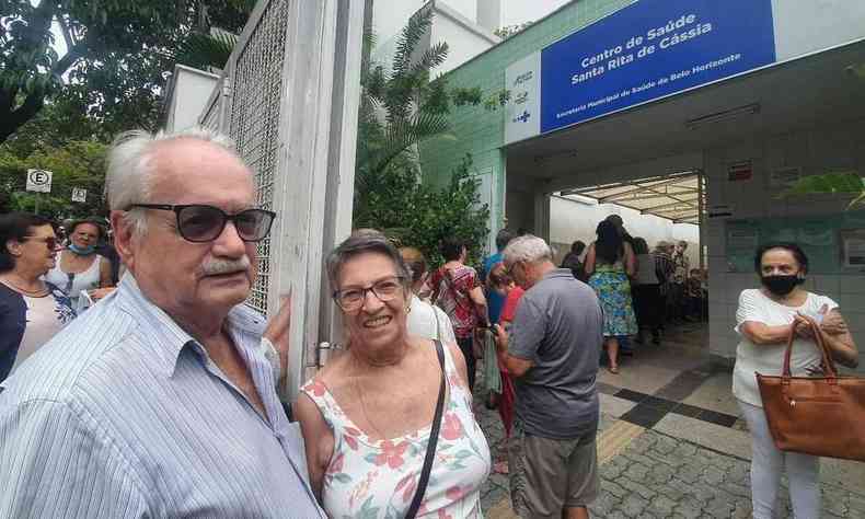 Casal e idosos na porta do Centro de Sade Santa Rita de Cssia