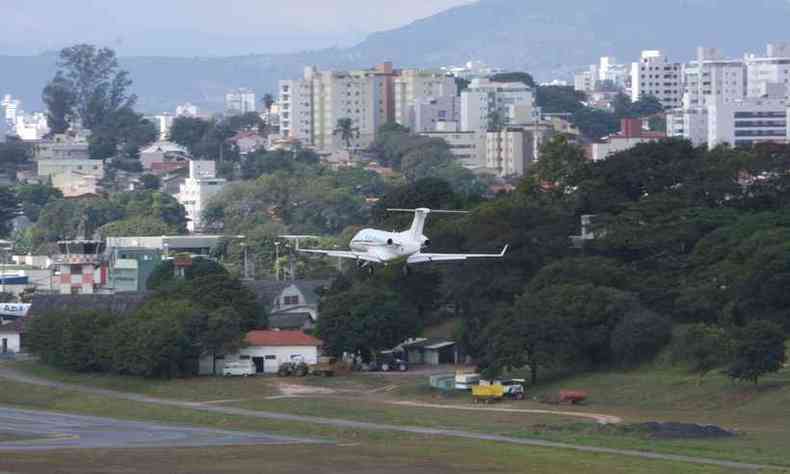 Aeroporto da Pampulha (foto) opera com voos regionais e fretados h 14 anos. Voos interestaduais se concentram no Aeroporto Internacional de Confins.(foto: Edsio Ferreira/EM/D.A Press)