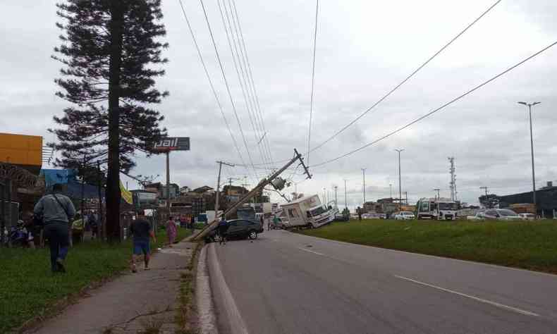 Acidente em que um carro bate em um poste