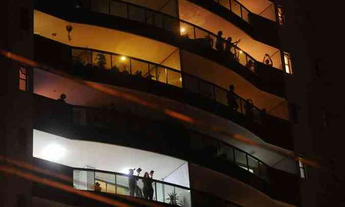Panelao nas janelas de prdios da capital mineira e vaias na noite deste domingo (foto: Leandro Couri/EM/D.A Press)